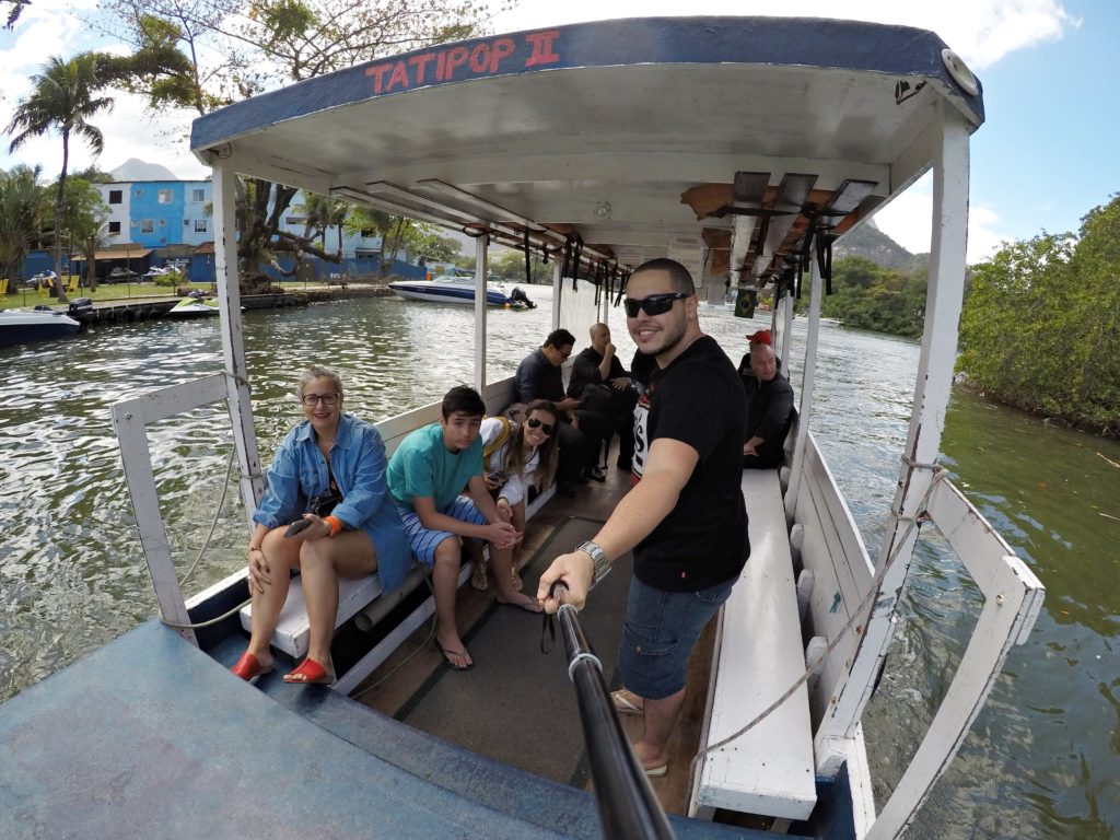 Barco para a Ilha da Gigóia