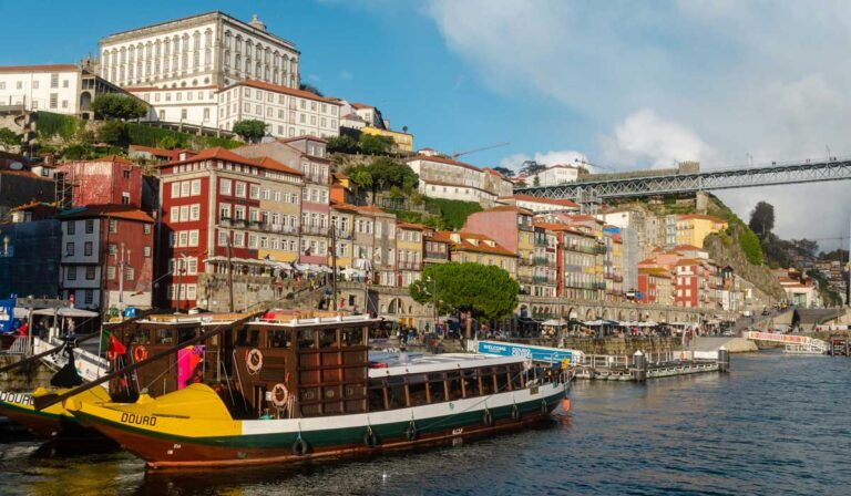 Passeio de barco pelo rio douro em porto